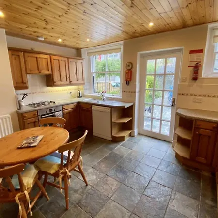 2 Bed House Sleeps 4 - Garden Parking & Pets Tatil Evi *